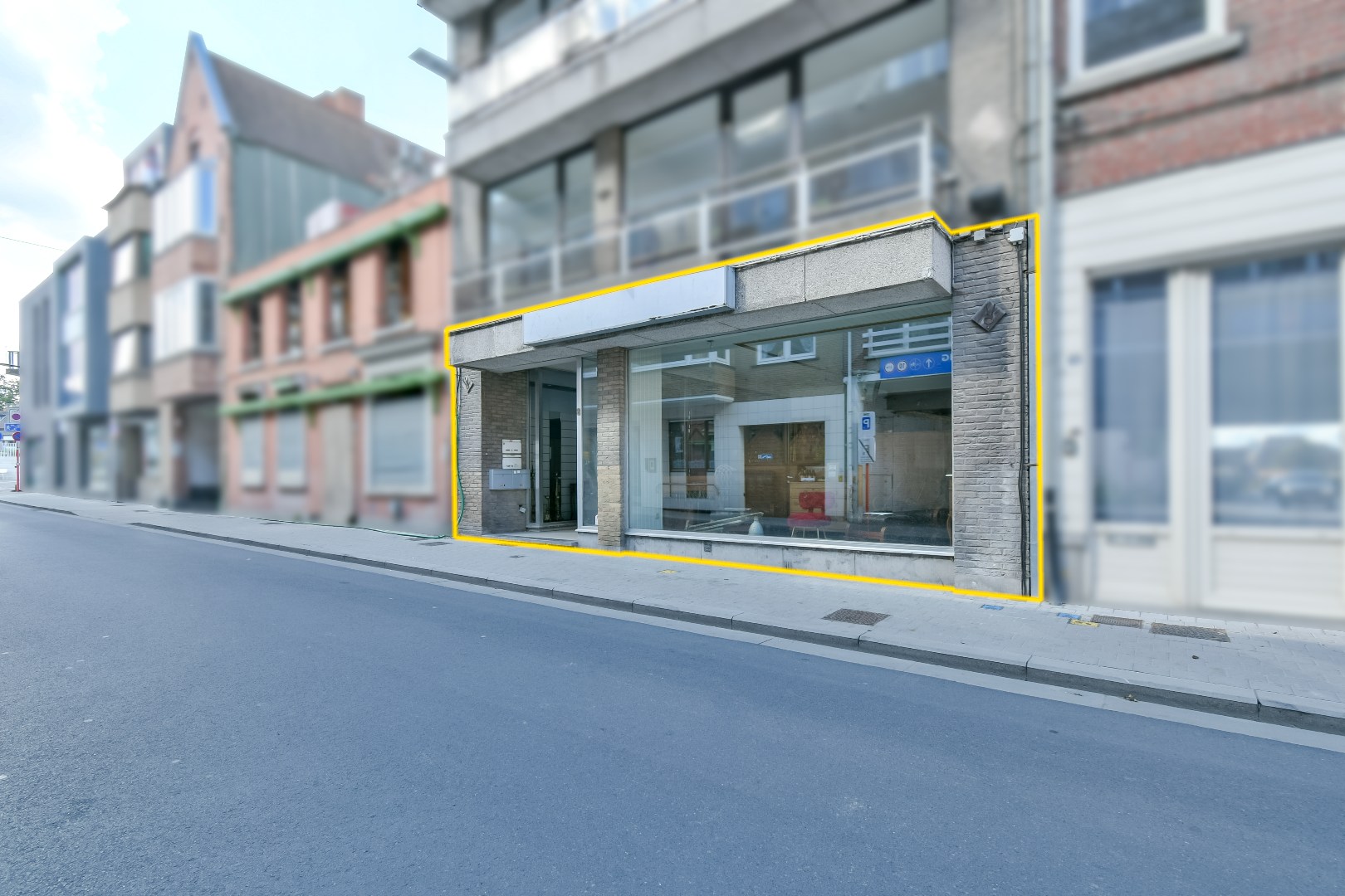 Commerciële ruimte aan de markt in Torhout! 