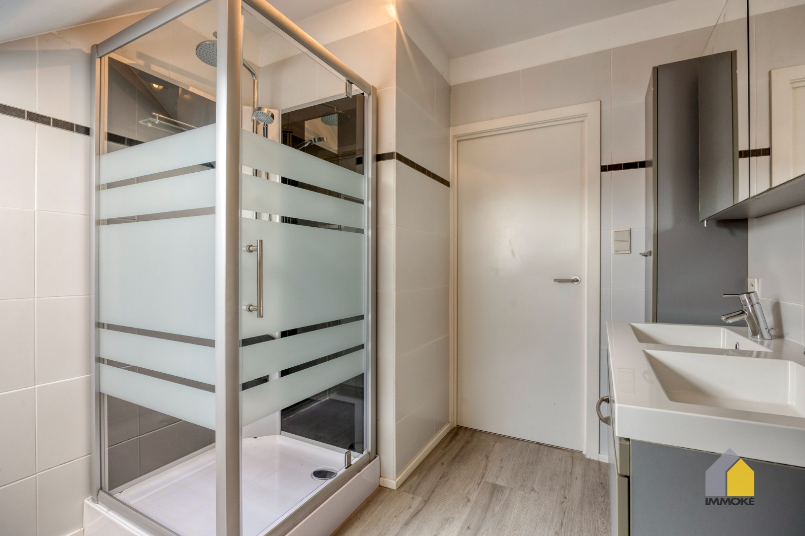 Modern appartement met 2 slpks en parking. 