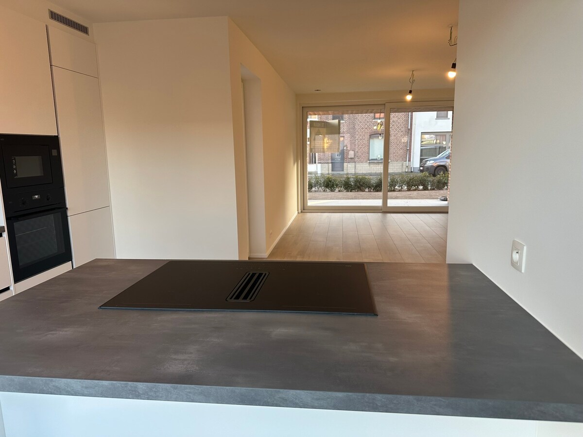 OPTIE!  NIEUW  gelijkvloers appartement met 3 slaapkamers en tuin. 