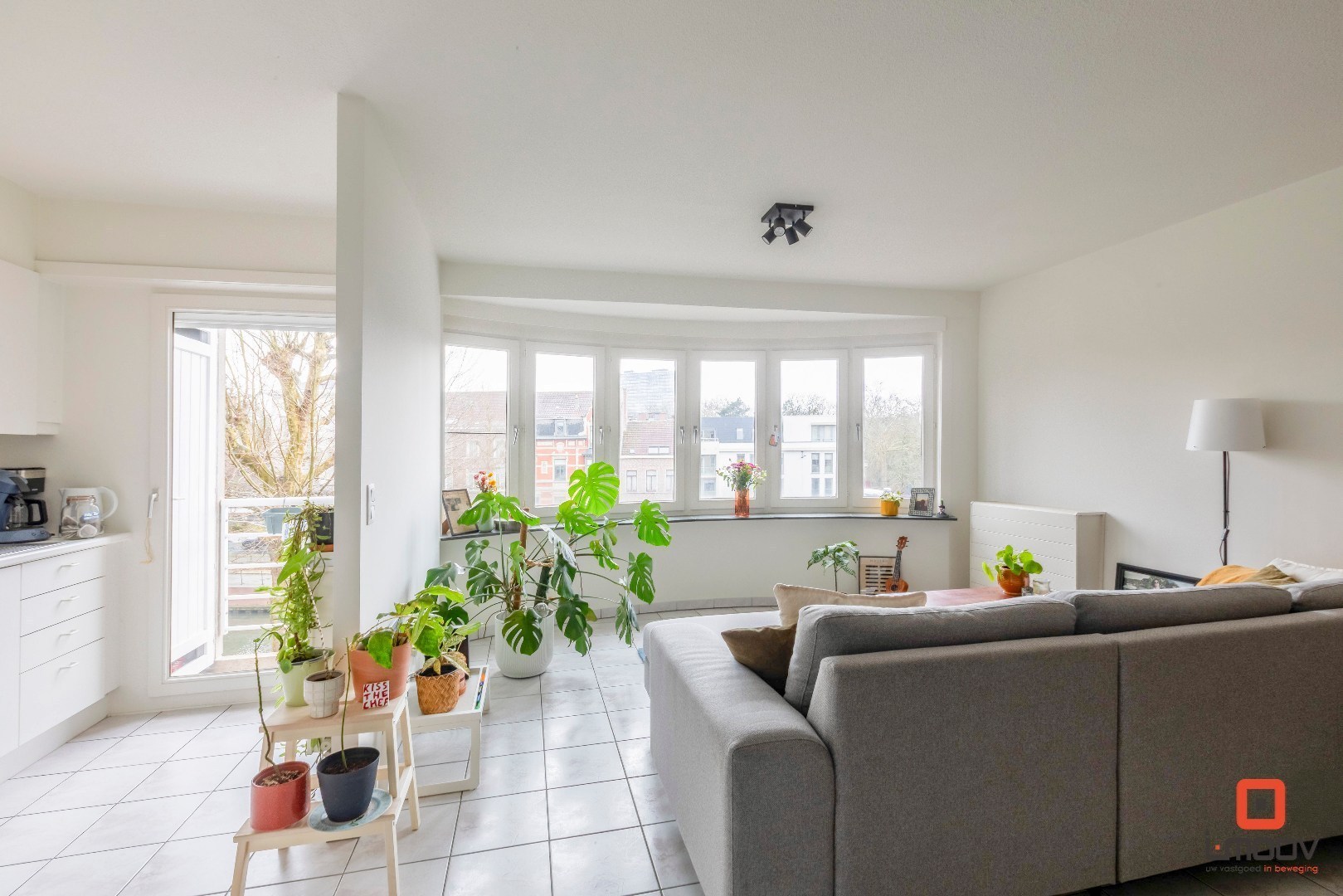 Lichtrijk tweeslaapkamer appartement met uniek waterzicht op Coupure Rechts 