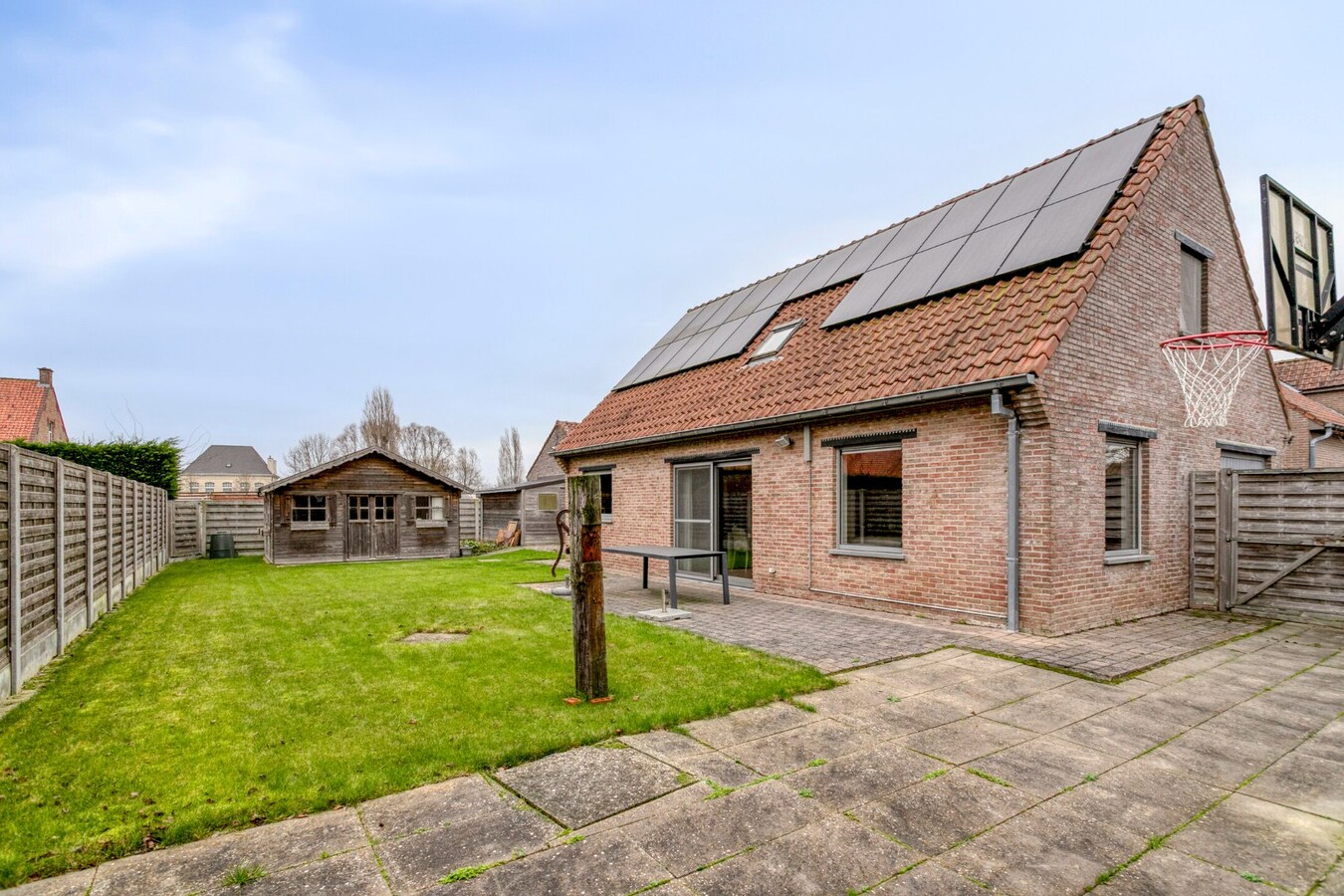 Instapklare gezinswoning met ruime tuin en dubbele garage in Poelkapelle 