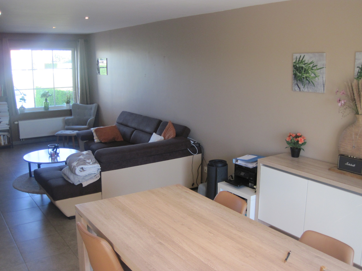 Degelijke woning met terras, tuintje én inpandige garage. 