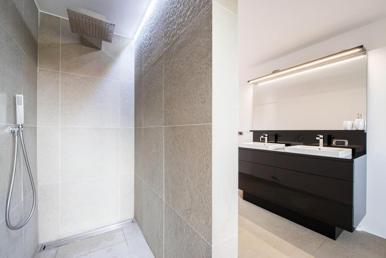 Exclusieve, riante villa op perceel van 3118 m² 