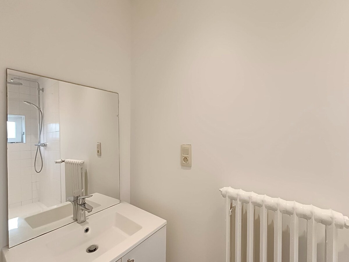 Lichtrijk 2-slaapkamerappartement met terras, garage en extra staanplaats in het centrum van Heist 