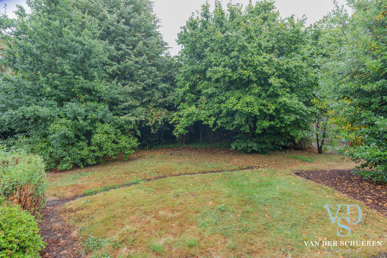 Bungalow met bijgebouw. 