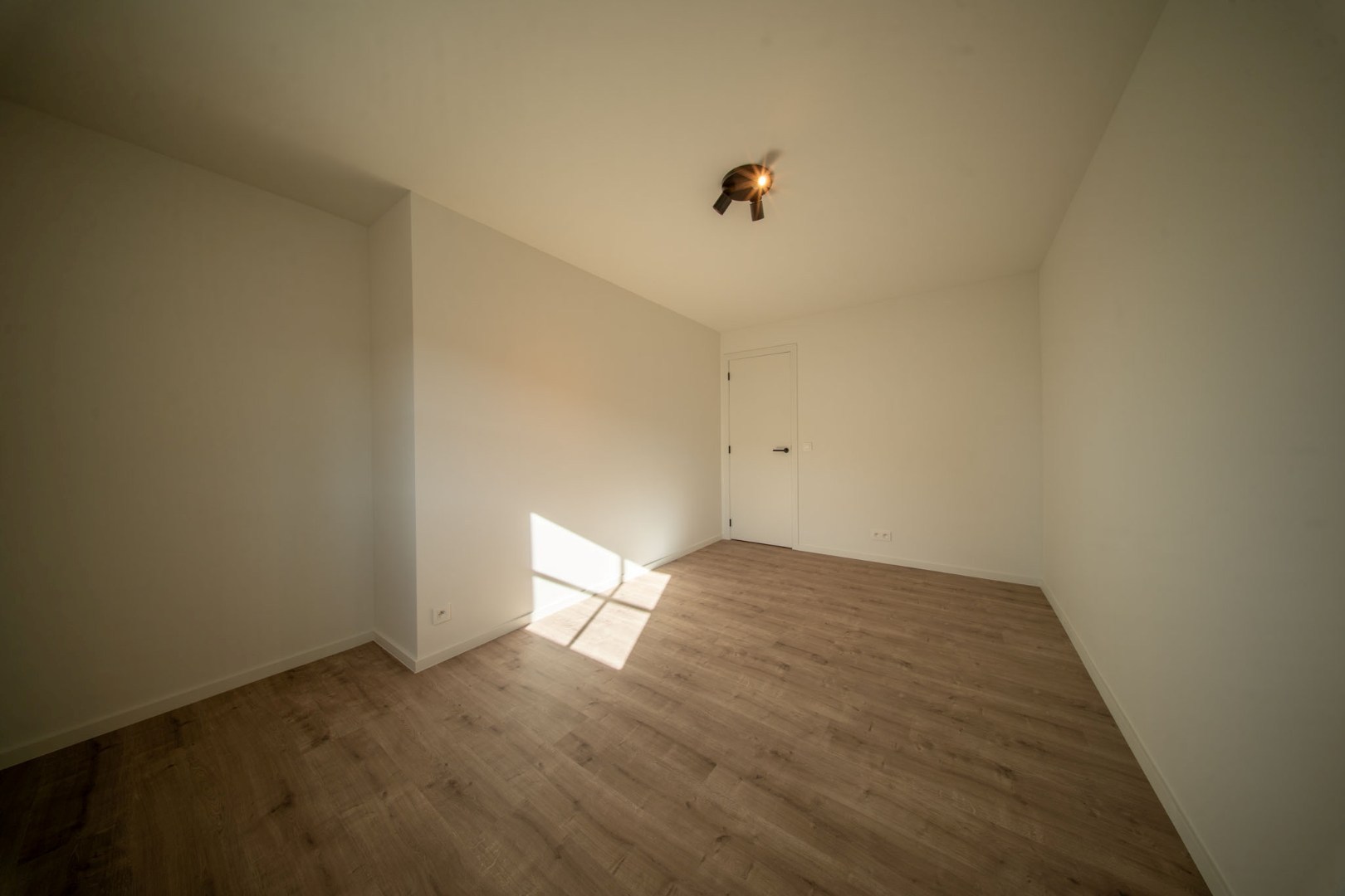 Stijlvolle en ruime nieuwbouwwoning met garage en tuin op 555 m² 