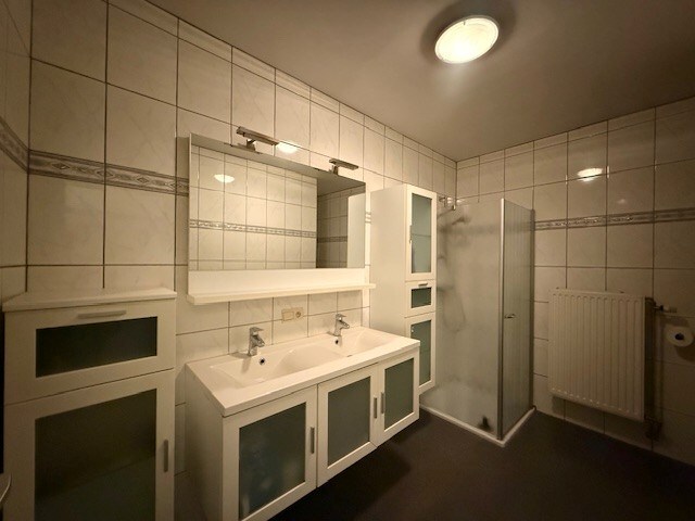 Duplex appartement met 2 slaapkamers en dakterras in het centrum van Maaseik. 