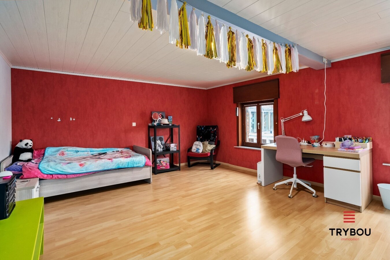 Uiterst ruime woning op het 'Stationsplein' in Merkem 