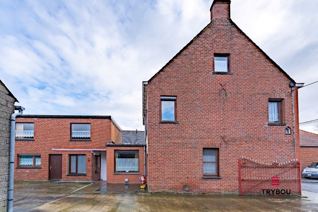 Ruime woning met loods en 4 garages – tal van mogelijkheden! 