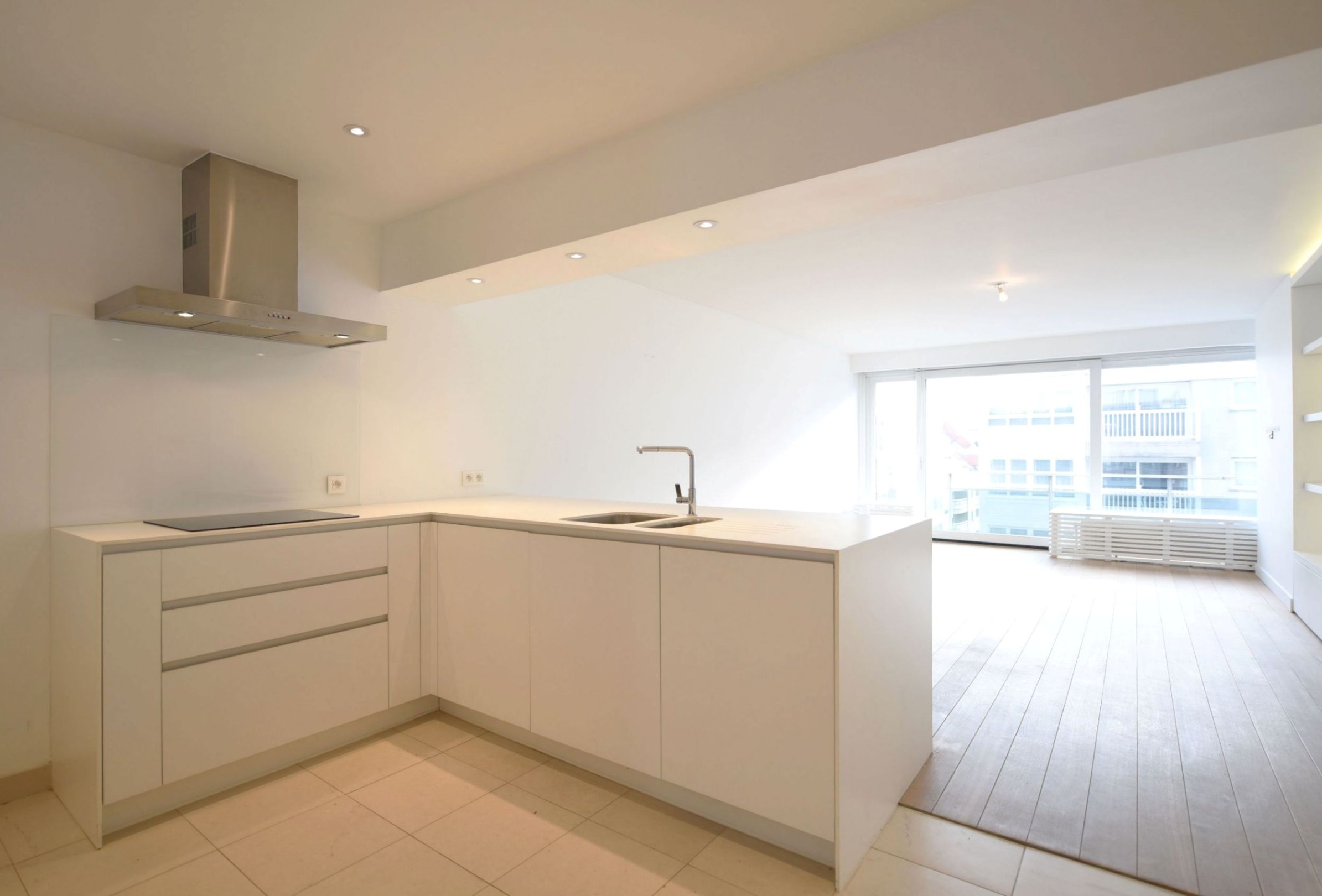 Zonnig en recent gerenoveerd appartement met 2 slaapkamers, gelegen op de Dumortierlaan, 