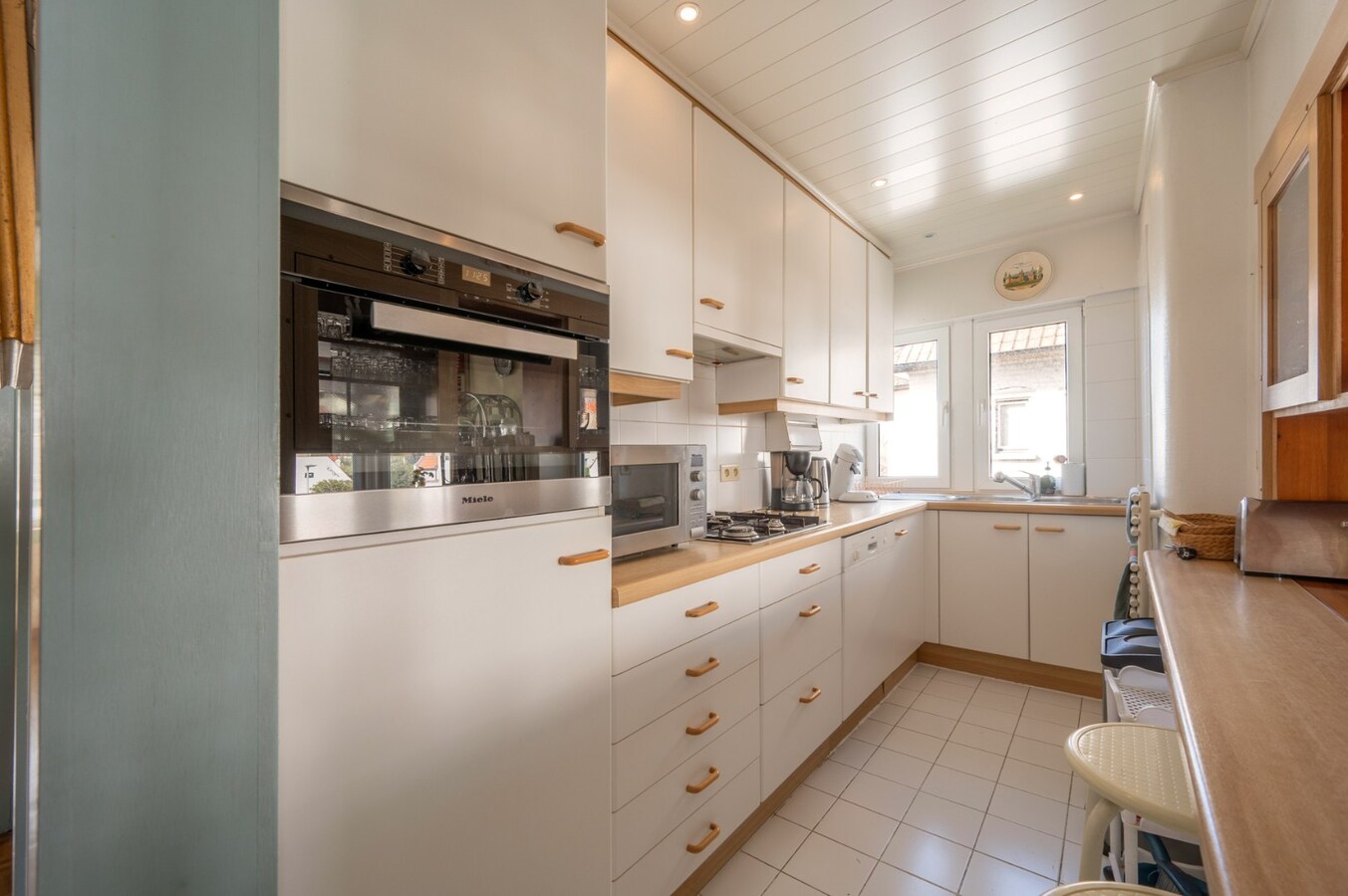 Villa in eclectische stijl met garage en staanplaatsen in het hart van Duinbergen 