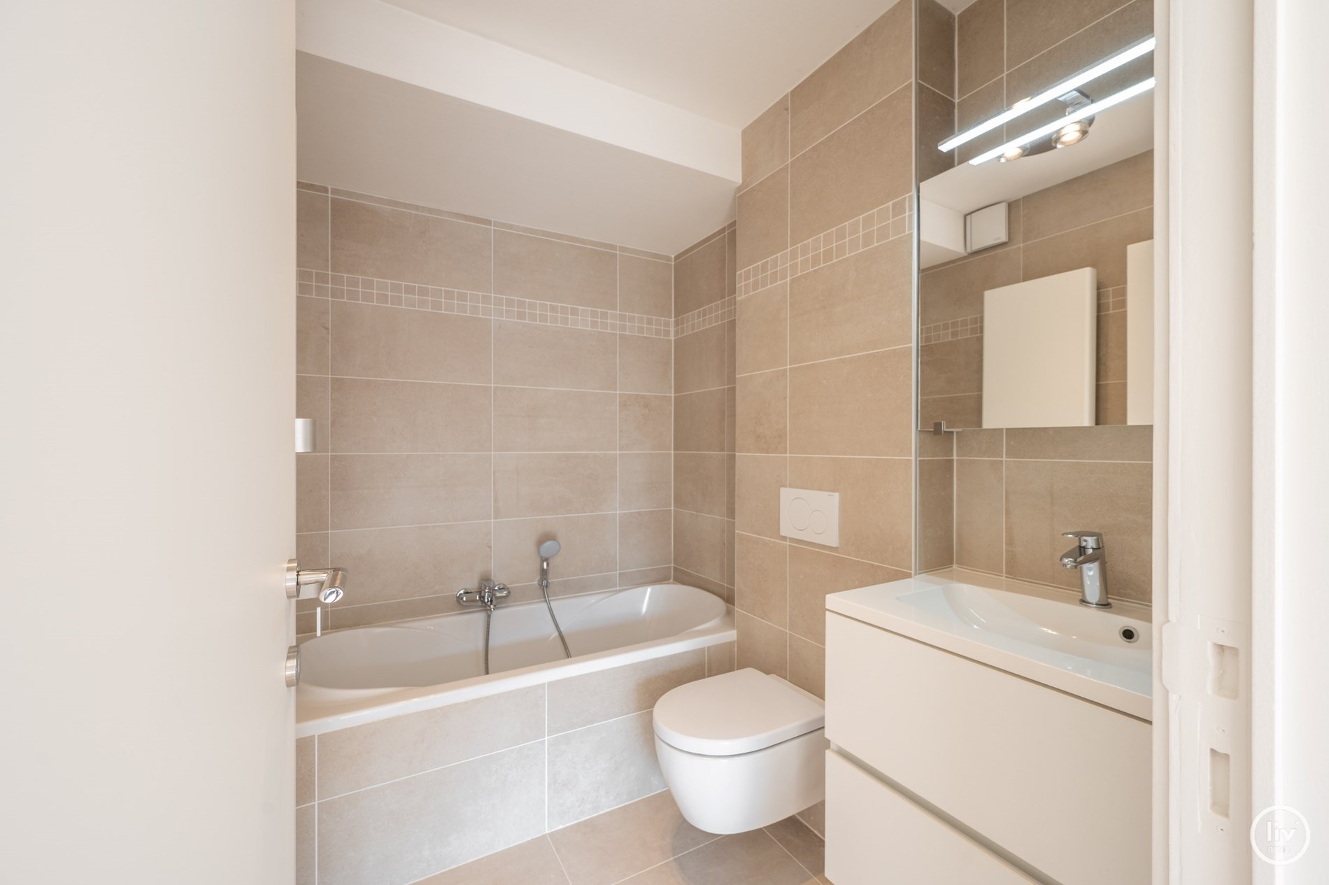 ONGEMEUBELD - Smaakvol gerenoveerd appartement met mooie gevelbreedte gelegen op de Lippenslaan op enkele passen van het strand. 