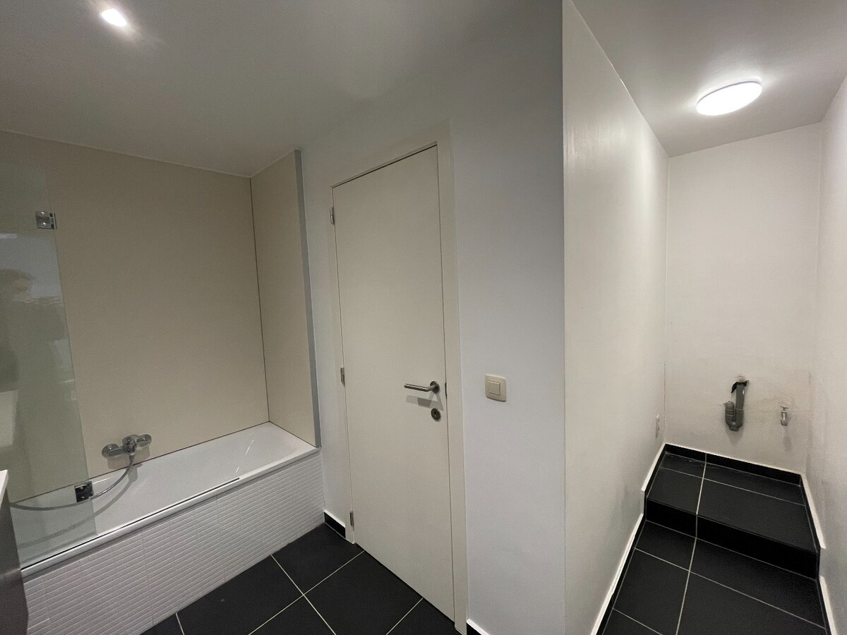 Gerenoveerde rijwoning met 2 ruime slaapkamers en koer te centrum Roeselare (vrij 1/10/2024) 