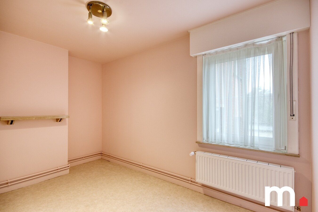 Lichtrijk instapklare woning EPC C  te Roeselare met 3 slaapkamers, zonnepanelen, Garage en praktijk! 