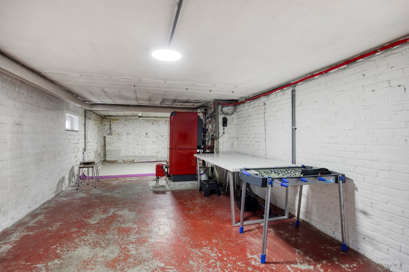 Woning met vergunde loods (300 m² x 2) en bijgebouw (50,50 m²). 