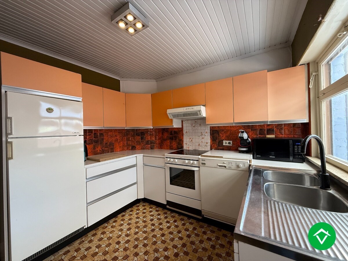 Charmante woning met twee slaapkamers, diepe tuin en ruime garage 