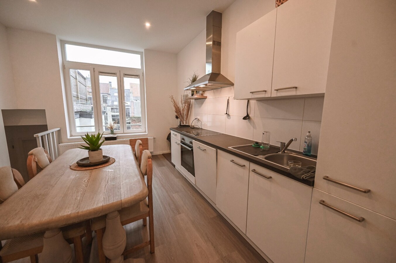 RUIM LICHTRIJK DUPLEX APPARTEMENT MET TERRAS NABIJ CENTRUM 