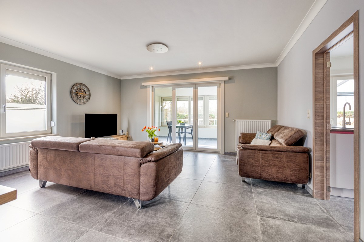 Instapklare villa met 3 slaapkamers, kantoor en garages 