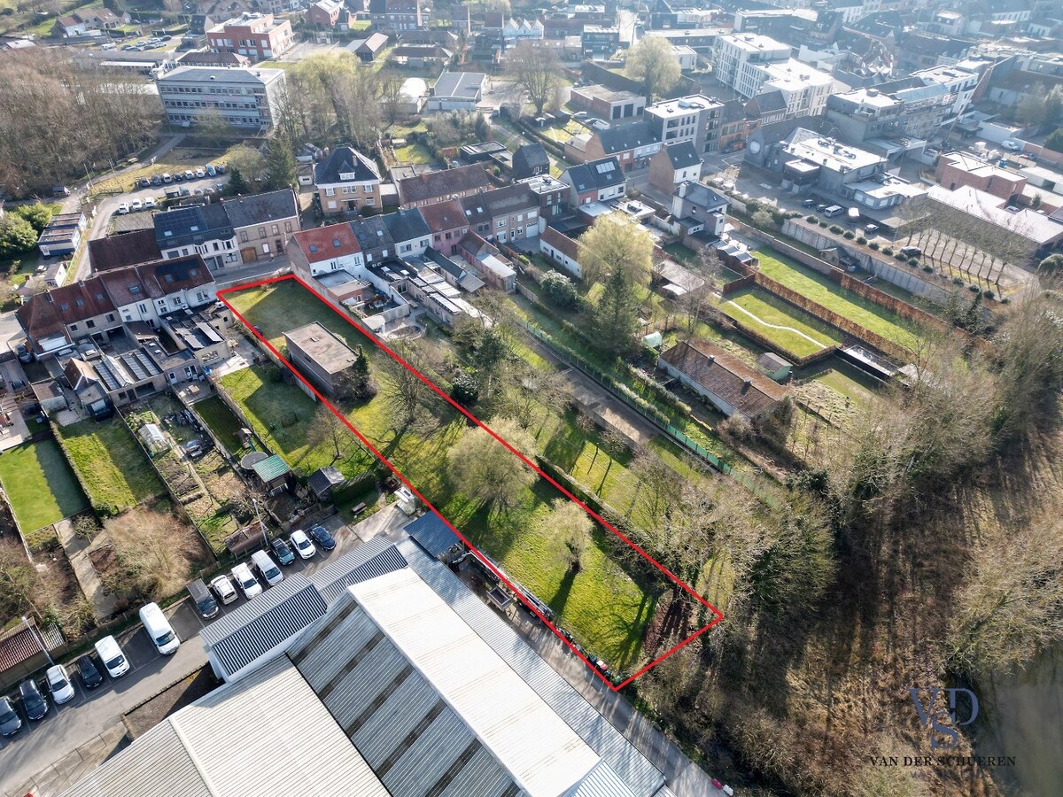 Bijgebouw met bouwgrond 