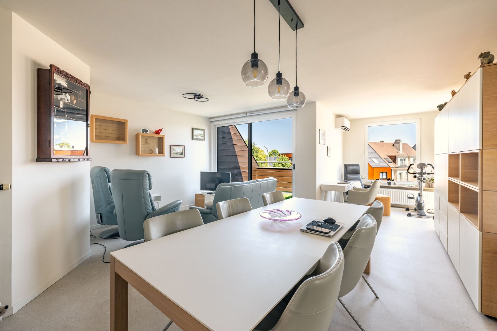 Ruim appartement met 2 slaapkamers, dubbele garage en twee terrassen te Aalst 