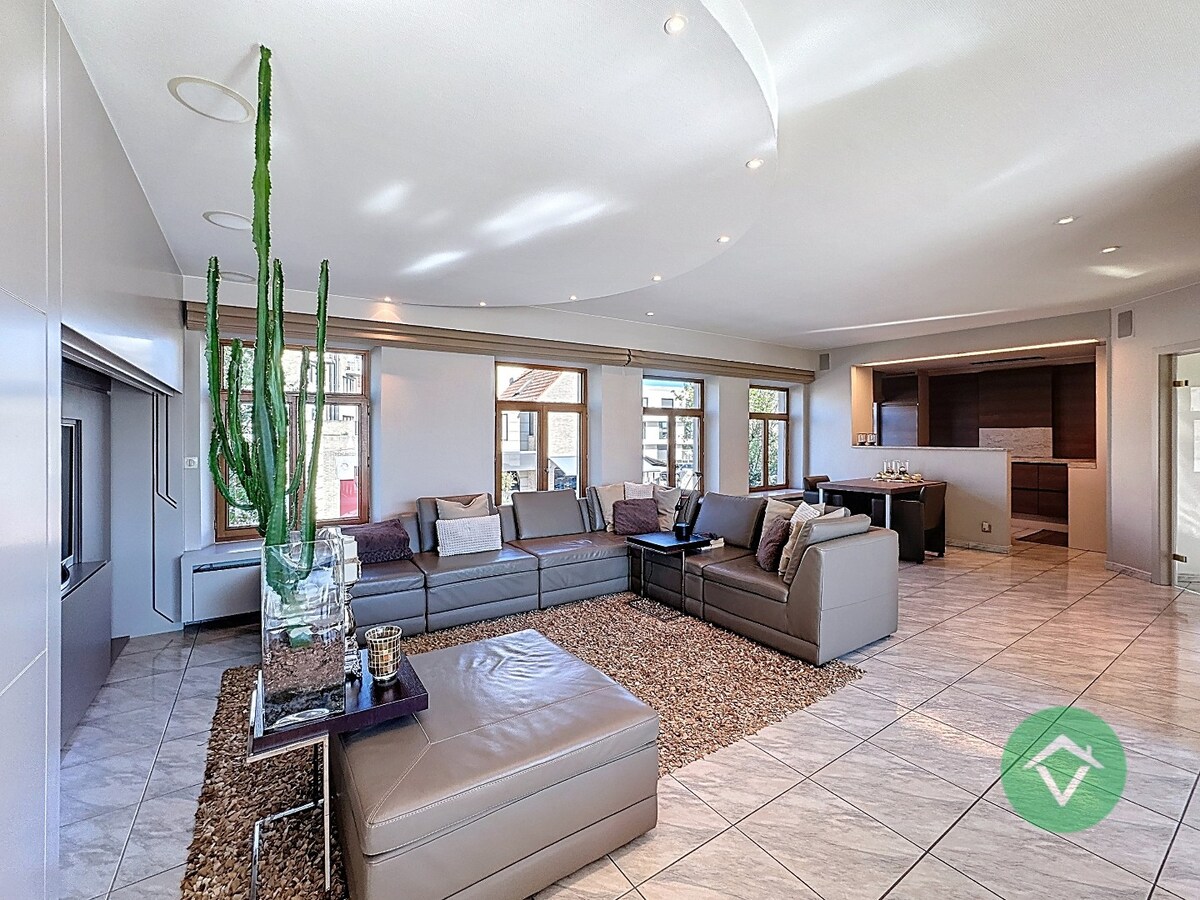 Deze instapklare handelswoning is gelegen in het centrum op een commerciële topligging op de markt van Koekelare 