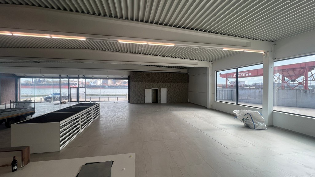 Showroom met kantoor en stockageruimte te huur in de haven van Gent