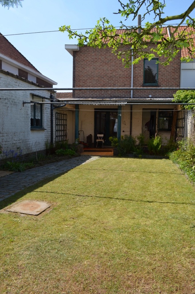 Ruime te renoveren woning met garage en tuin te centrum Eeklo 