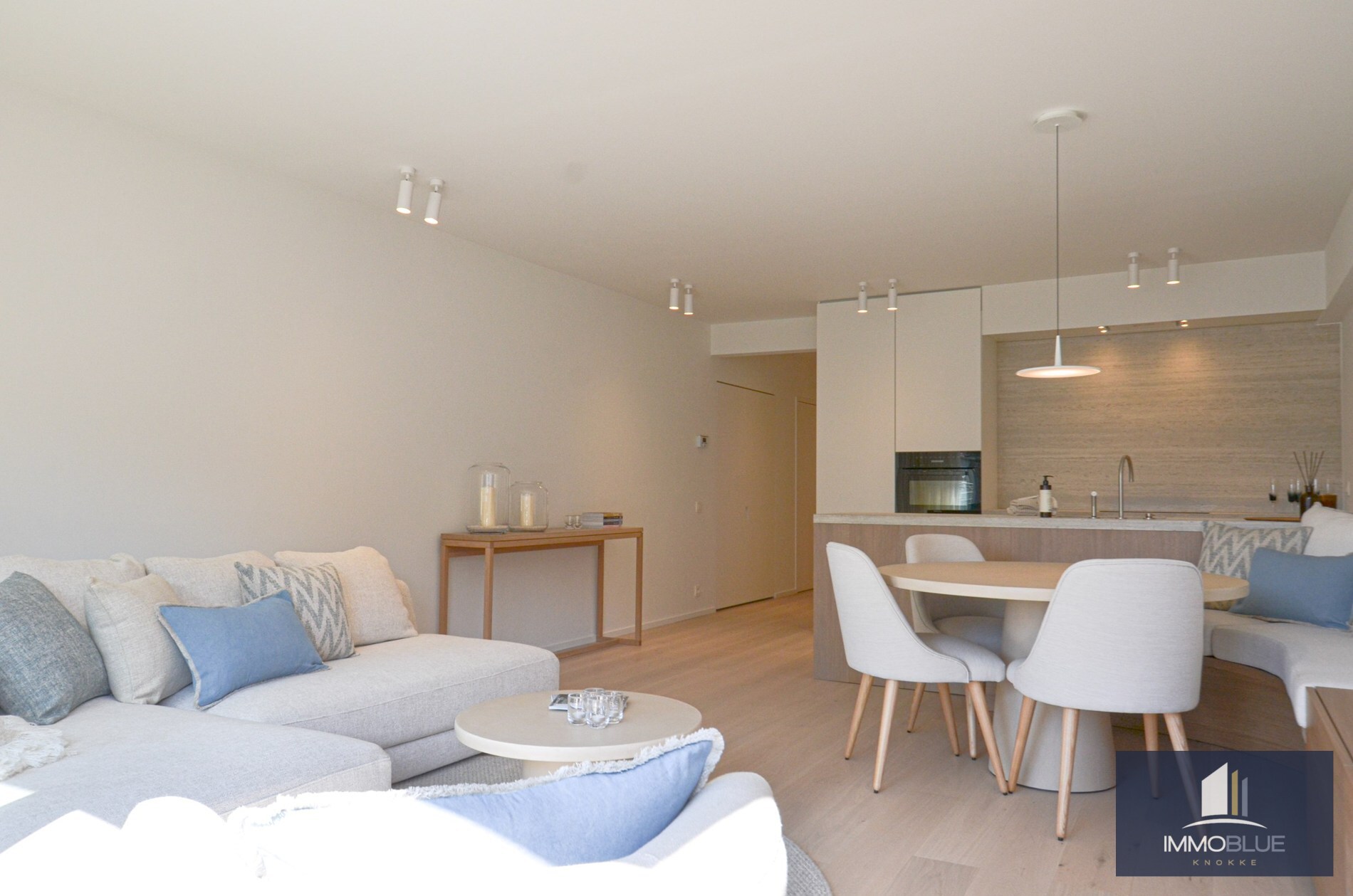 Centraal gelegen, volledig gerenoveerd appartement met drie slaapkamers. 