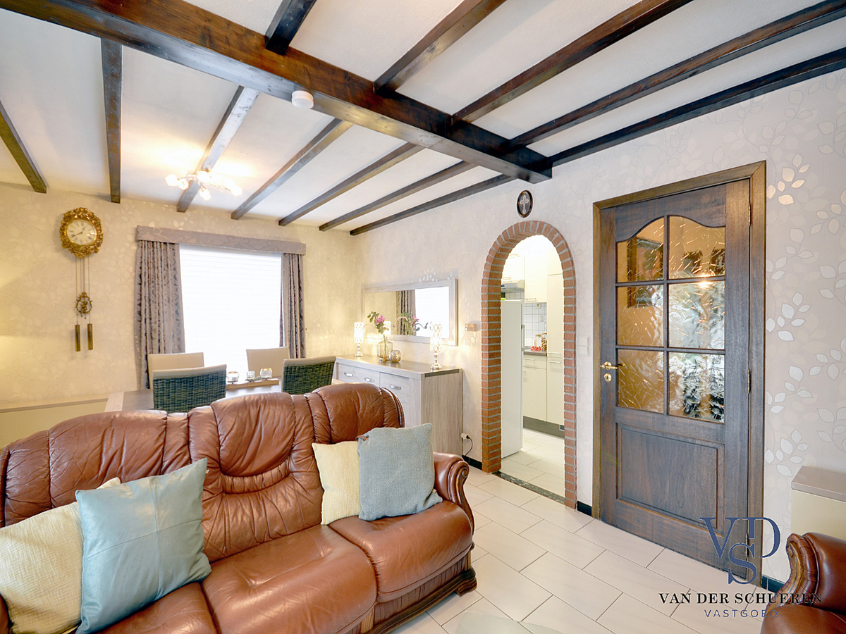 Praktische Half-Open Bungalow met afzonderlijke garage. 