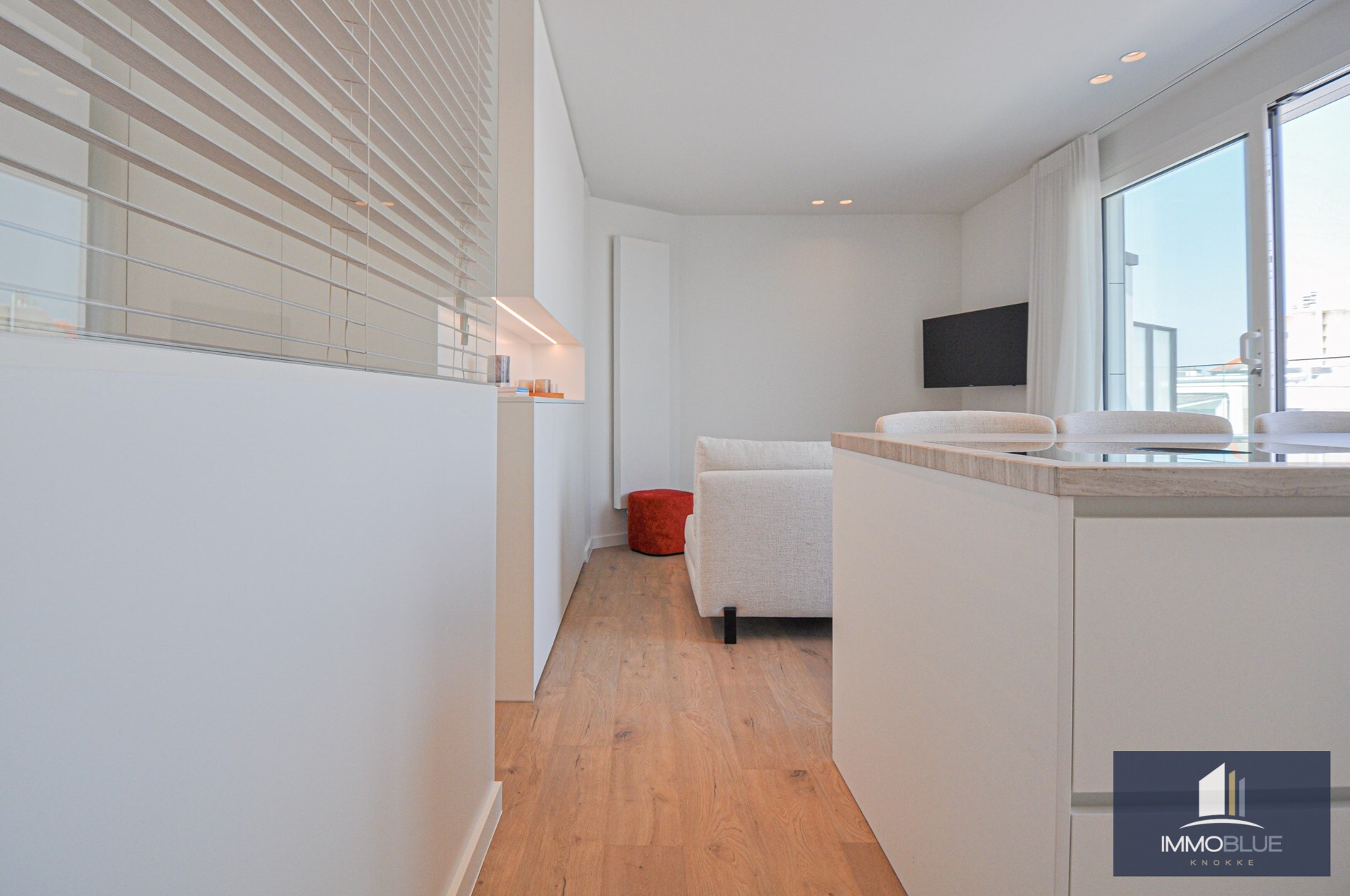 Volledig gerenoveerd dakappartement met een terras van ongeveer 45 m². 