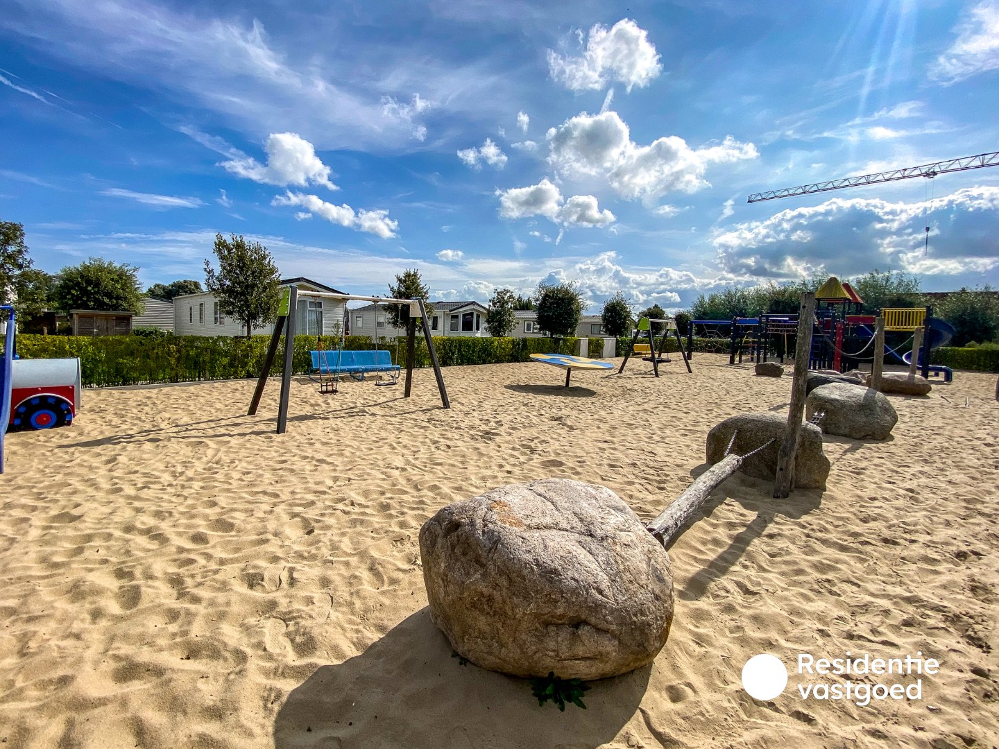 Goed verzorgde stacaravan op 900m van zee in Domein Polderpark te Nieuwpoort, op een stuk privé grond van 128m². 