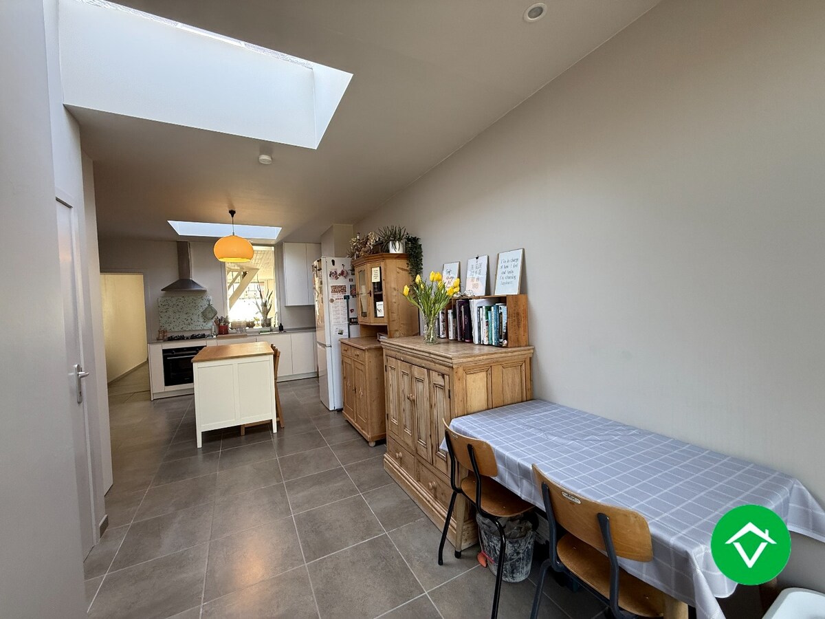 Centraal gelegen woning met 3 slaapkamers en aangename tuin te Roeselare! 