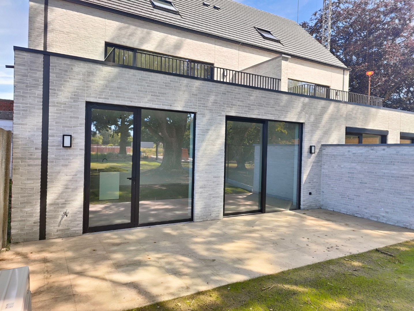 Afgewerkte woning met 2 slaapkamers &amp; ruim zonnig terras en tuin + autostaanplaats en berging 