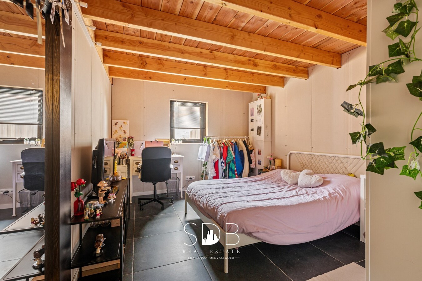Charmante woning met aparte kantoorruimte op 14.569 m² 