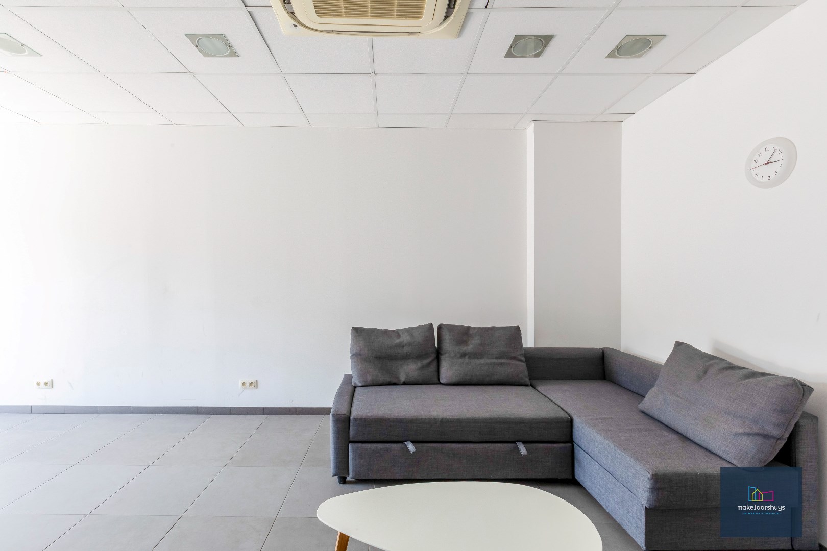 Eigendom met handelsgelijkvloers en duplexappartement 