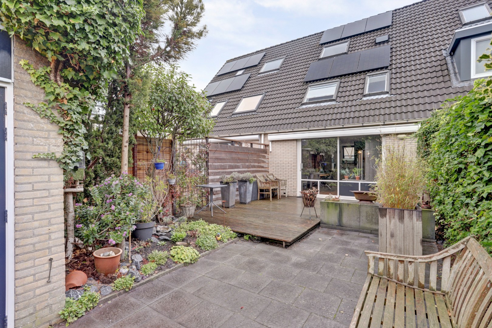 Ruime 5-kamer tussenwoning met inbouw keuken, moderne badkamer, 4 slaapkamers, ruime tuin gelegen op het zuidwesten. 