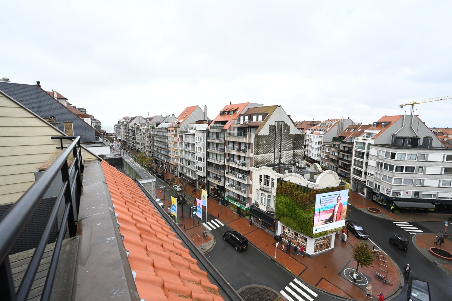 Ongemeubeld - Prachtig en UNIEK duplexappartement met 3 slpk. gelegen in het centrum van Knokke, met een facade van 10 meter en een open zicht op de Dumortierlaan. HUREN OP VENNOOTSCHAP MOGELIJK! 