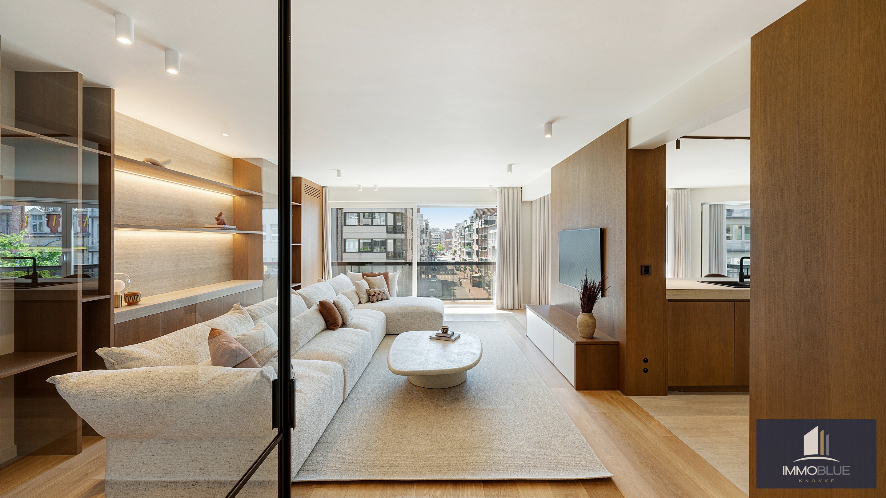 Uitzonderlijk hoekappartement, gelegen in de Zoutelaan, met een gevelbreedte van ca. 16 meter en biedt een open uitzicht op de Lippenslaan. 