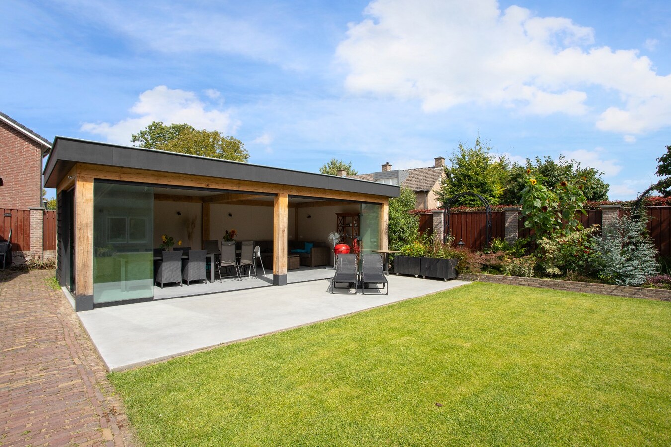 Riante vrijstaande villa met rieten dak gelegen op een perceel van 1.240 m2. 