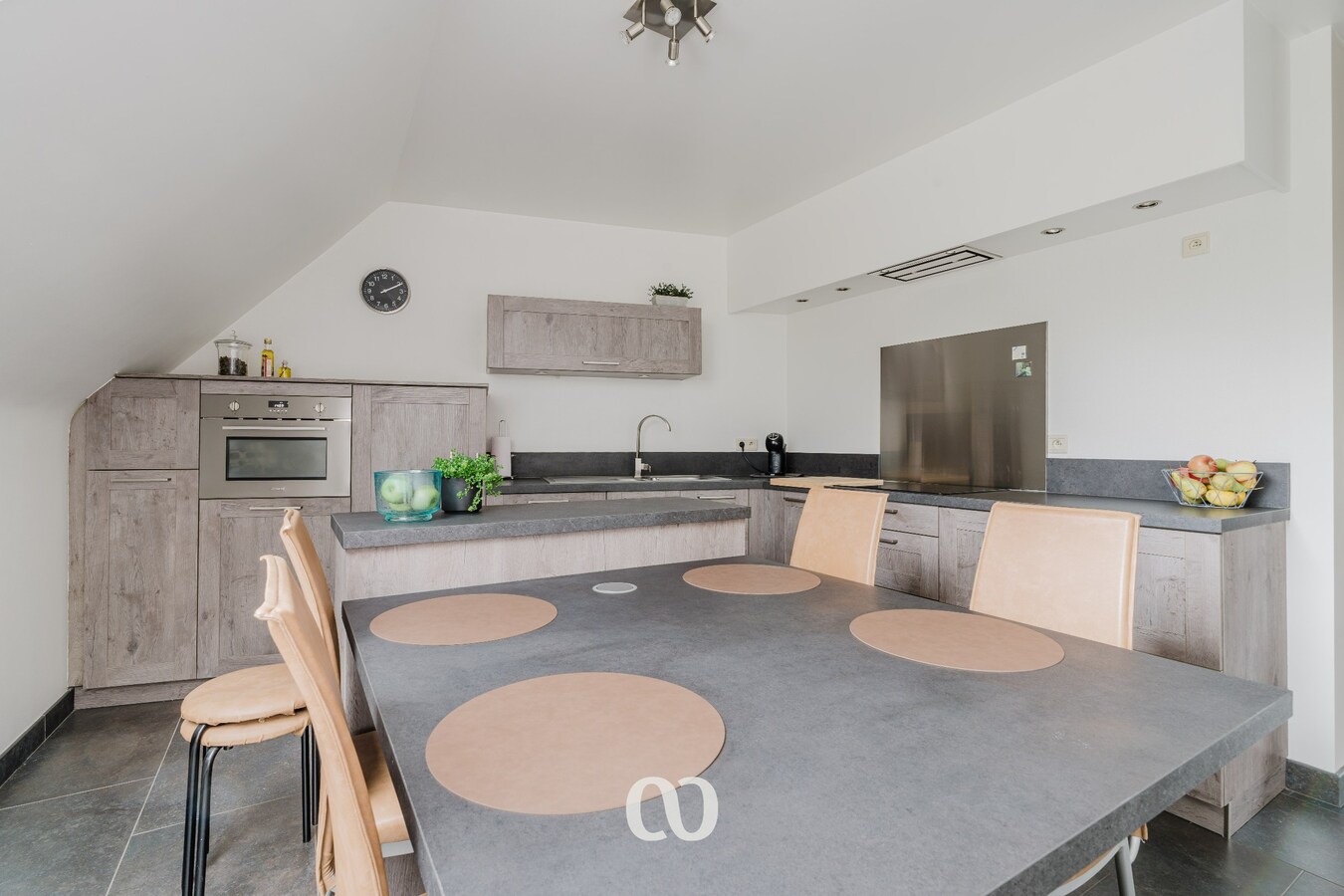 Prachtig gelegen duplex appartement met drie slaapkamers en garage 