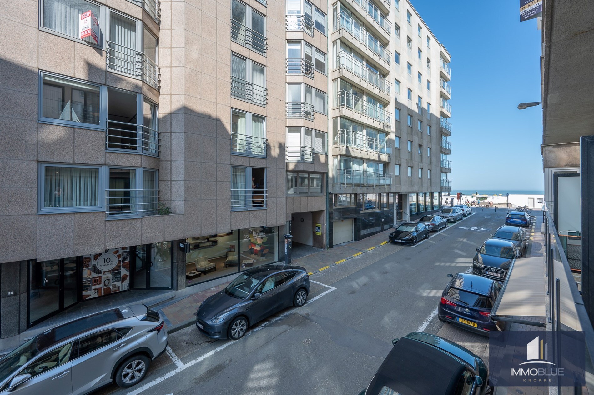 Stijlvol appartement met een gevelbreedte van circa 6 meter genietend van zijdelings zeezicht gelegen aan de Kustlaan. 