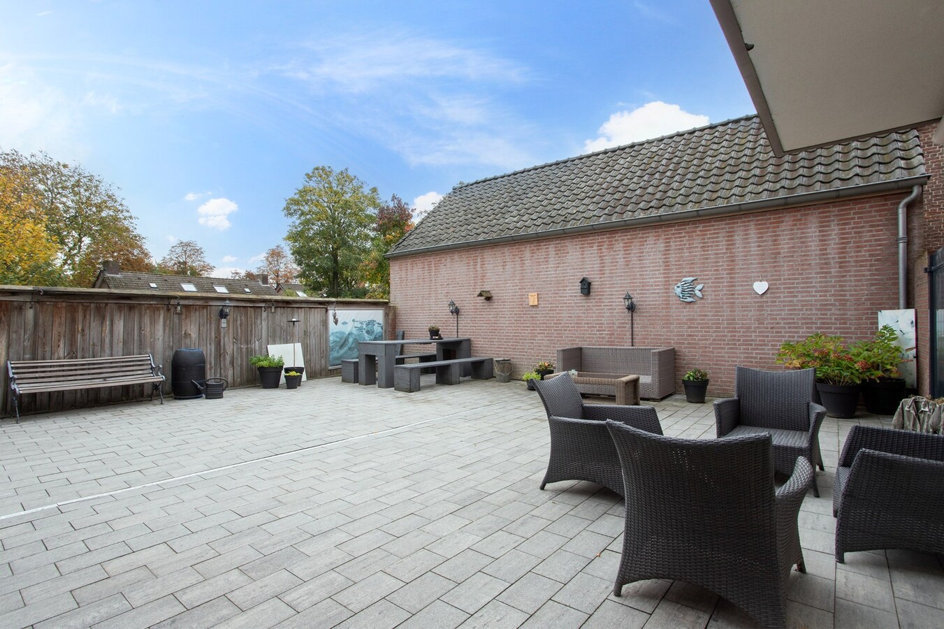 Vrijstaande, goed onderhouden woning met inpandige garage en multifunctionele ruimte, gelegen op een perceel van 312 m2. 