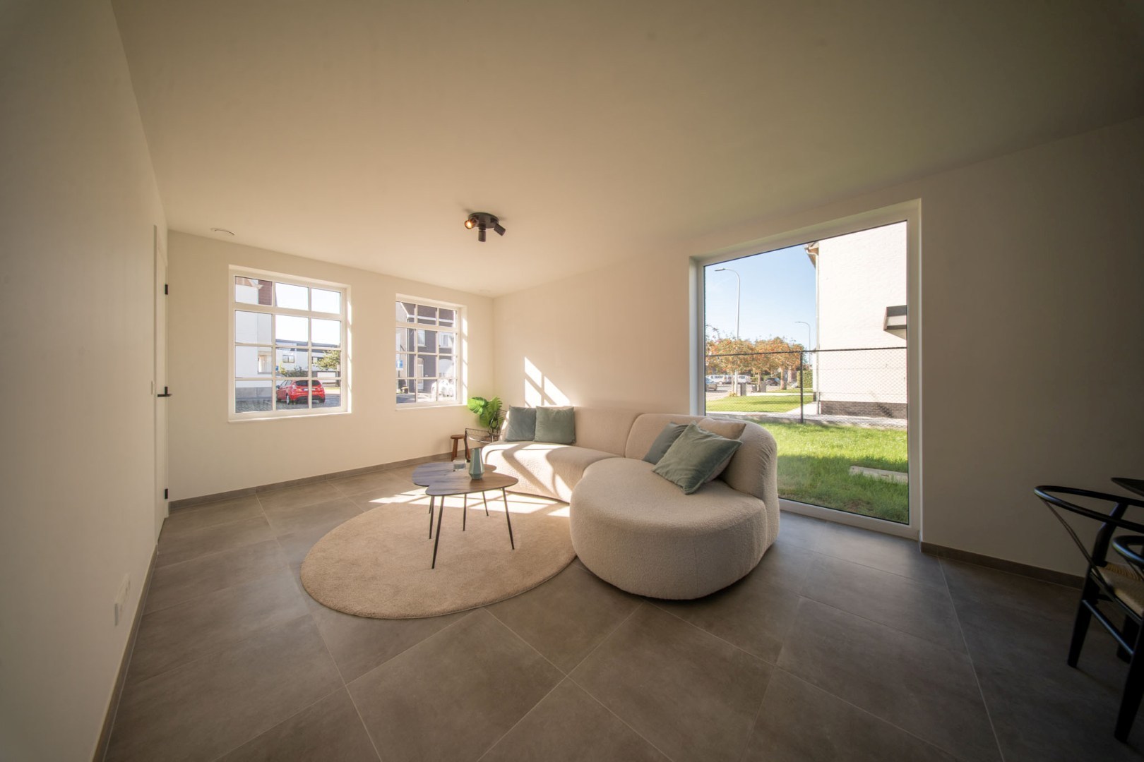 Stijlvolle en ruime nieuwbouwwoning met garage en tuin op 555 m² 