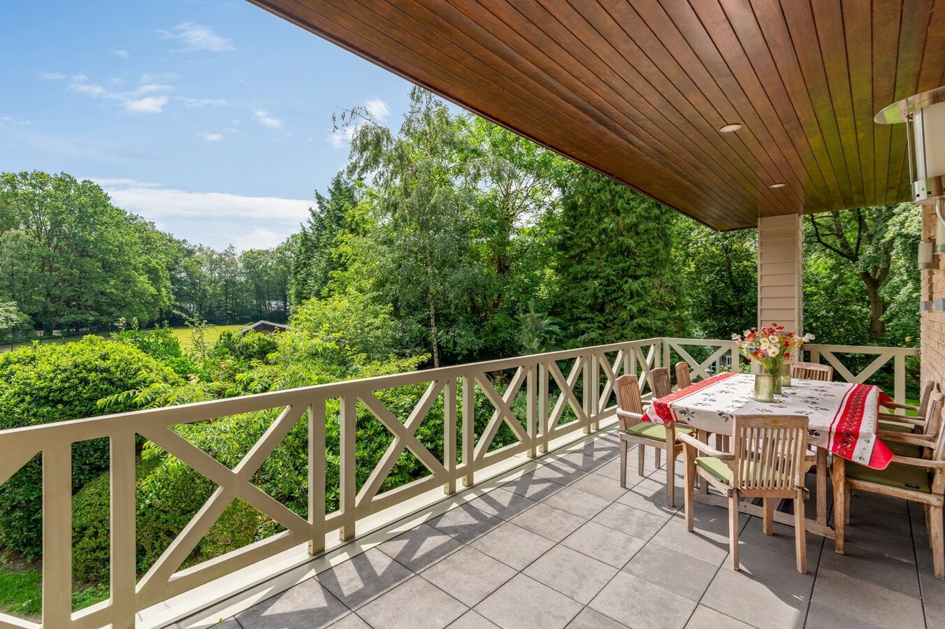 Exclusief eigendom met twee volwaardige, zelfstandige villa-woningen, een conciërgeverblijf en luxueuze paardenfaciliteiten op ruim 2 ha te Brasschaat 