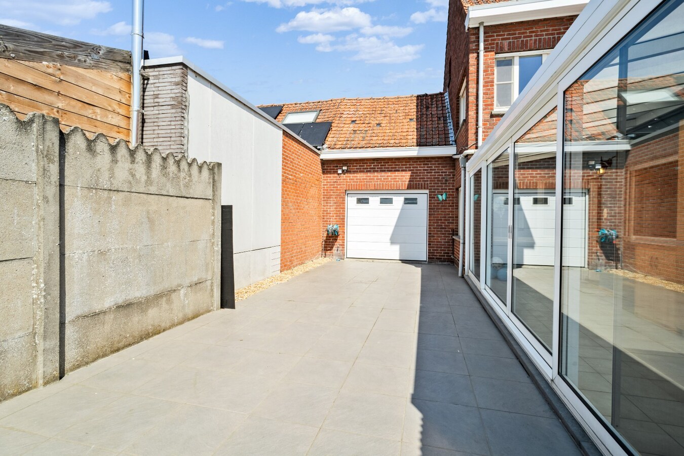 Centraal gelegen woning op uiterst ruim perceel van 1784 m² 