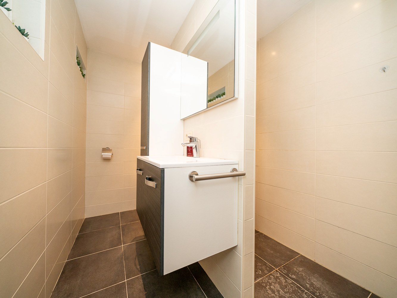 Volledige gerenoveerde 3-gevel woning 