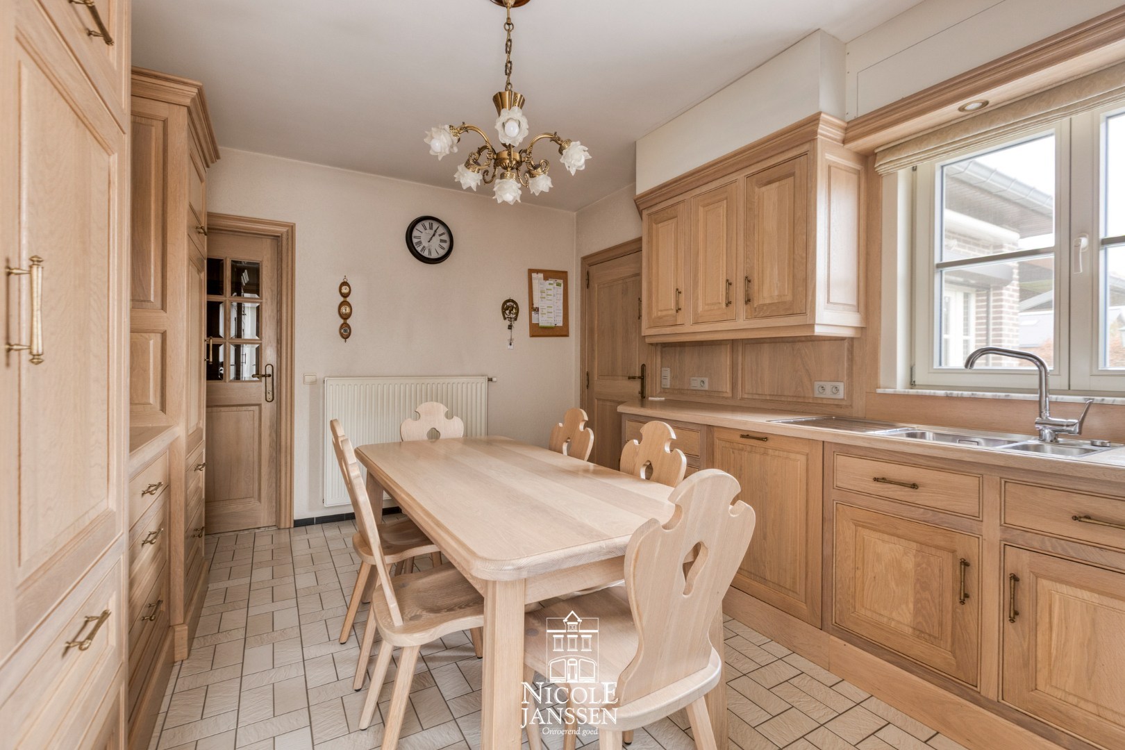 Ingericht met afzuigkap, koelkast, spoelbak en vaatwasser