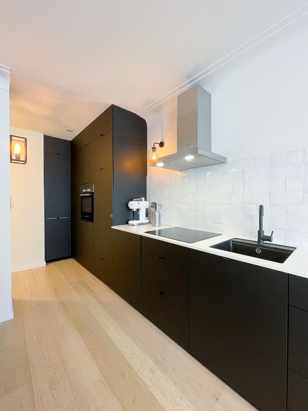 Gerenoveerde designstudio met slaaphoek centraal gelegen op de Kustlaan 