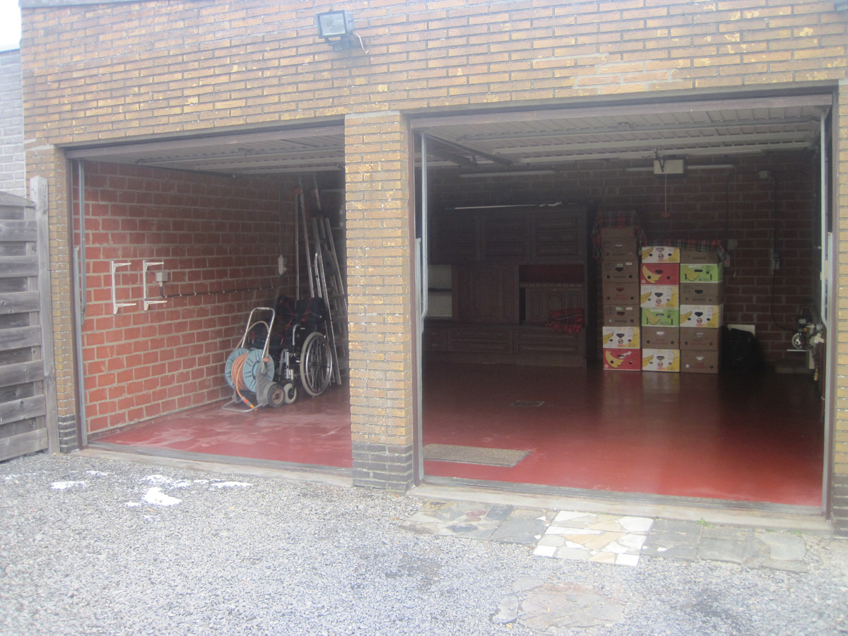 Bijzonder degelijke en ruime Half Open Bebouwing. 