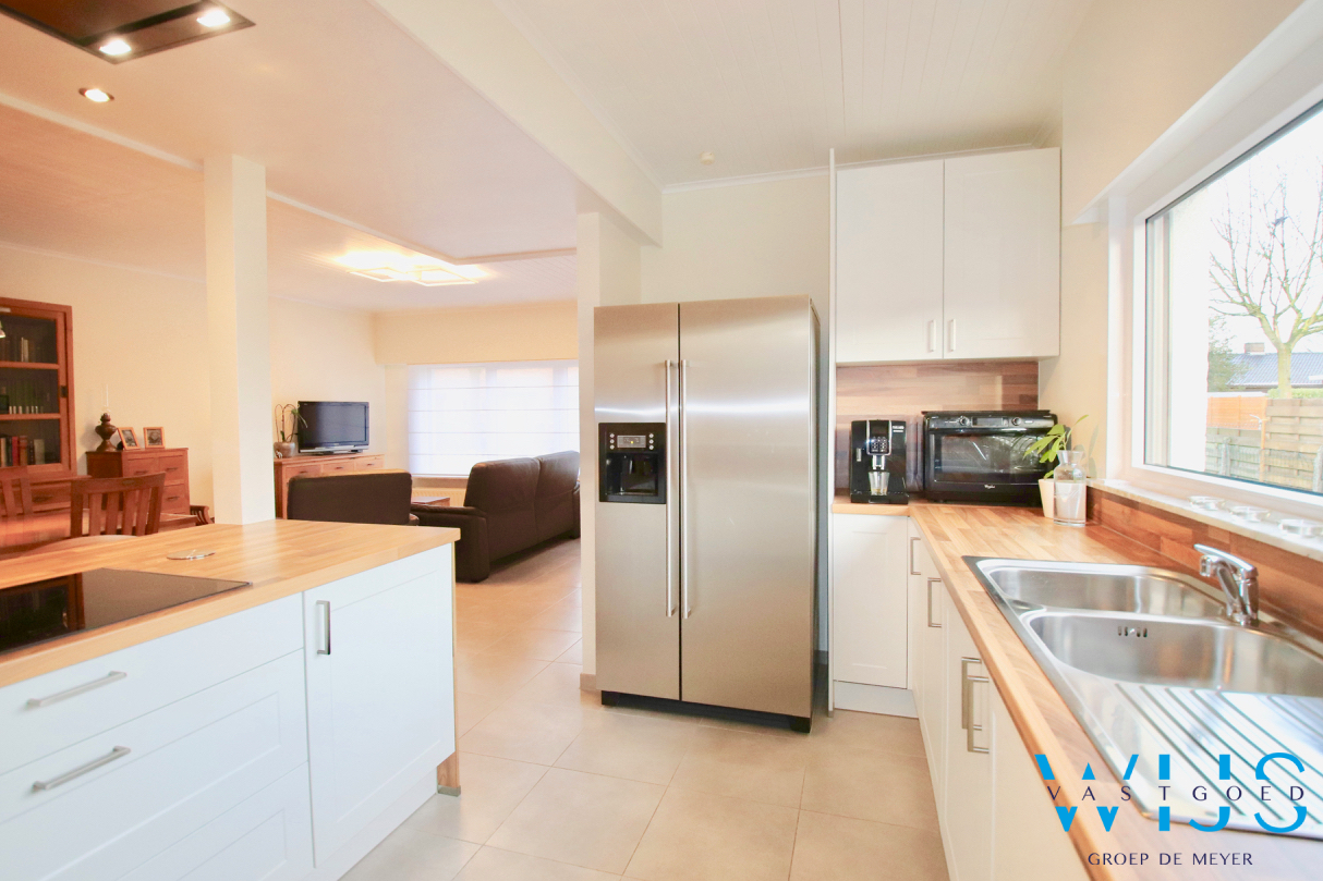 TOTAAL Gerenoveerde bungalow op een TOPlocatie in ERTVELDE ! 